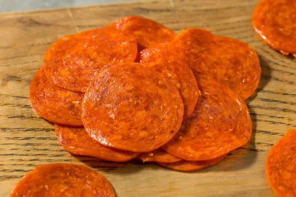 Tedavi edilmemiş organik Pepperoni Yığındaki Dilimler