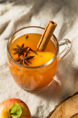 Sıcak Organik Elma Şarabı.