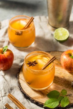 Elma Şarabı Margarita 'yı tekila ve tarçınla tazeliyorum.