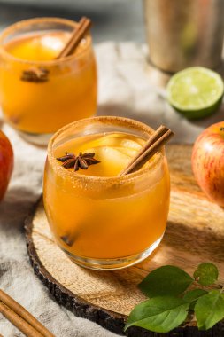 Elma Şarabı Margarita 'yı tekila ve tarçınla tazeliyorum.