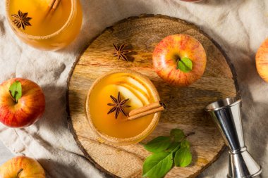 Elma Şarabı Margarita 'yı tekila ve tarçınla tazeliyorum.