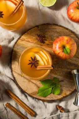 Elma Şarabı Margarita 'yı tekila ve tarçınla tazeliyorum.