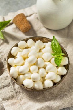 Sağlıklı Çiğ Organik Mozzarella İncileri ve Basil