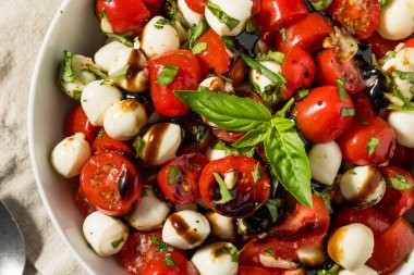 Mozzarella Domates ve Basil ile Organik Sağlıklı Caprese Salatası