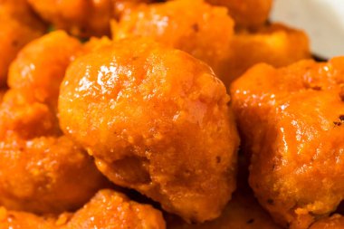 Ev yapımı Baharatsız Bufalo Tavuk Kanatları Kereviz ve Ranch Sos