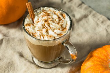 Sıcak mevsimlik Balkabağı Baharatlı Latte Krem şantili