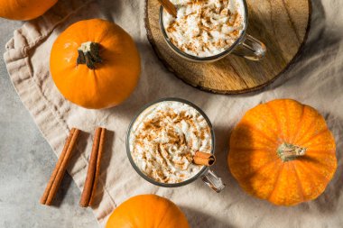 Sıcak mevsimlik Balkabağı Baharatlı Latte Krem şantili