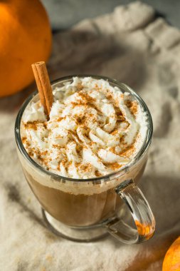 Sıcak mevsimlik Balkabağı Baharatlı Latte Krem şantili