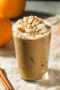 Soğuk Yenilenen Balkabağı Baharatlı Latte Krem şantili