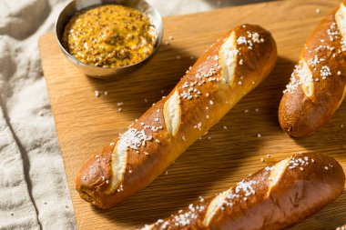 Ev yapımı tuzlu kraker çubukları.