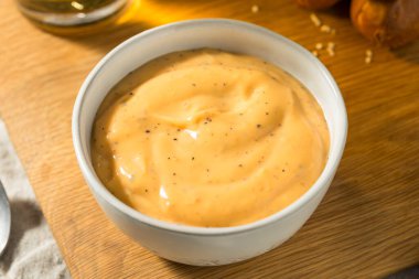 Ev yapımı tuzlu bira kaseye batırılmış peynir.