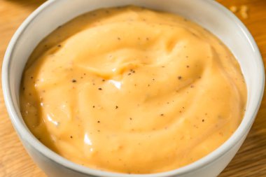 Ev yapımı tuzlu bira kaseye batırılmış peynir.