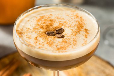 İçkili Balkabağı Baharatlı Espresso Martini Votkalı