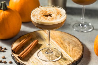 İçkili Balkabağı Baharatlı Espresso Martini Votkalı