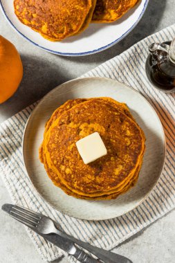 Ev yapımı tatlı kabaklı krep. Şerbetli ve tereyağlı.