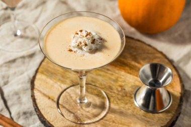 Soğuk, alkolsüz, balkabaklı, baharatlı, votkalı Martini.