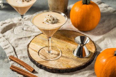 Soğuk, alkolsüz, balkabaklı, baharatlı, votkalı Martini.