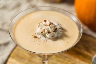 Soğuk, alkolsüz, balkabaklı, baharatlı, votkalı Martini.