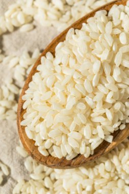 Kase içinde çiğ beyaz arborio pilavı
