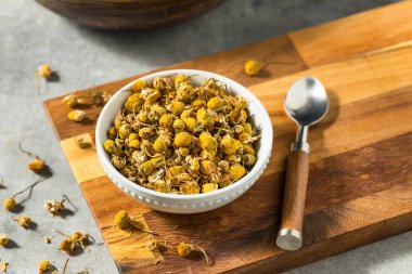 Çiğ organik papatya çayı kasede.