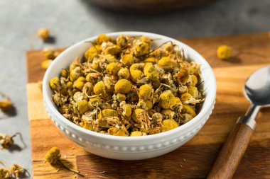 Çiğ organik papatya çayı kasede.