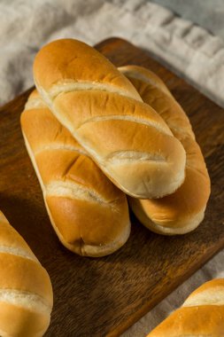 Ev yapımı sosisli sandviçler yemeye hazır.