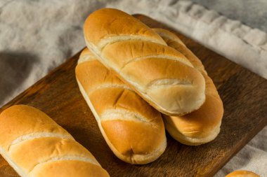 Ev yapımı sosisli sandviçler yemeye hazır.