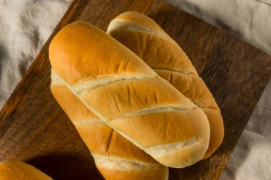 Ev yapımı sosisli sandviçler yemeye hazır.