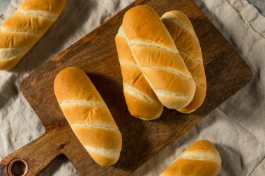 Ev yapımı sosisli sandviçler yemeye hazır.