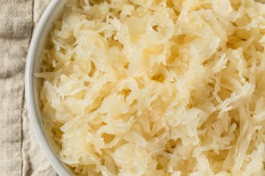 Kâsede çiğ lahana turşusu.