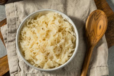 Kâsede çiğ lahana turşusu.