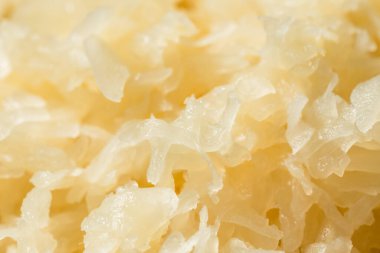 Kâsede çiğ lahana turşusu.