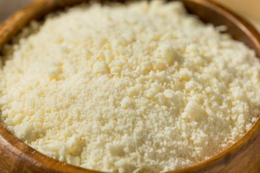 Sağlıklı beyaz rendelenmiş parmesan peyniri.