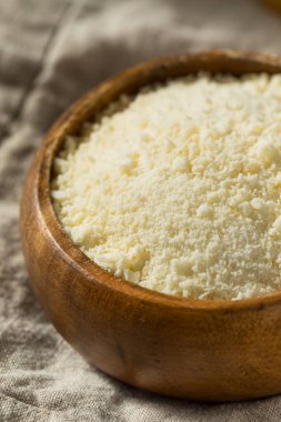 Sağlıklı beyaz rendelenmiş parmesan peyniri.