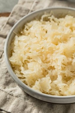 Kâsede çiğ lahana turşusu.