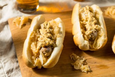 Lahana turşulu ve hardallı ev yapımı Alman sucuklu sandviç.