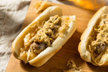 Lahana turşulu ve hardallı ev yapımı Alman sucuklu sandviç.