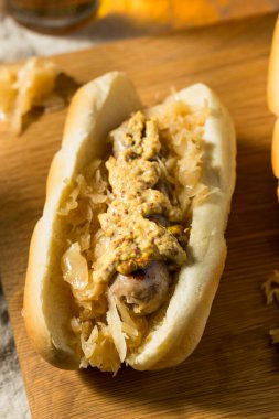 Lahana turşulu ve hardallı ev yapımı Alman sucuklu sandviç.