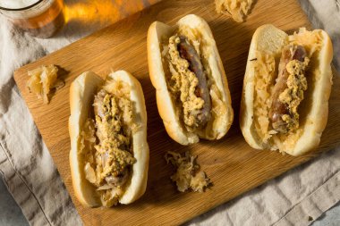 Lahana turşulu ve hardallı ev yapımı Alman sucuklu sandviç.