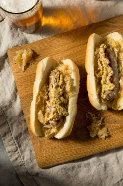 Lahana turşulu ve hardallı ev yapımı Alman sucuklu sandviç.