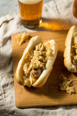 Lahana turşulu ve hardallı ev yapımı Alman sucuklu sandviç.