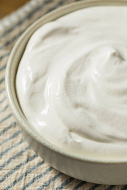 Tatlı beyaz kremalı tatlı kasede.