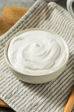 Tatlı beyaz kremalı tatlı kasede.