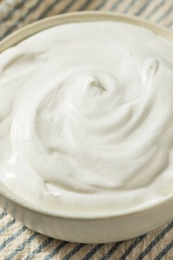 Tatlı beyaz kremalı tatlı kasede.