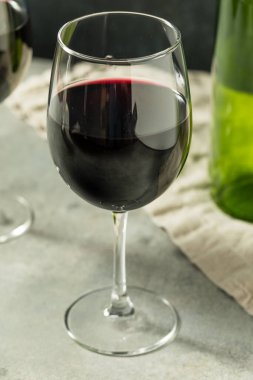 İçkili Pinot Noir Bardakta Kırmızı Şarap
