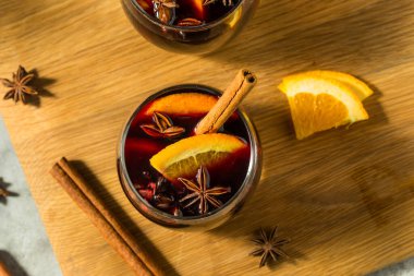 Sıcak Tazeleyici Tarçın ve Portakallı Kırmızı Sıcak Sıcak Şarap