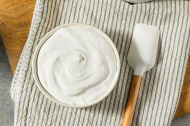 Tatlı beyaz kremalı tatlı kasede.