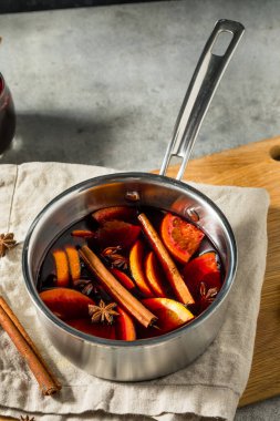 Sıcak Tazeleyici Tarçın ve Portakallı Kırmızı Sıcak Sıcak Şarap