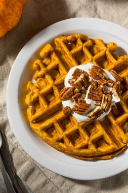 Ev yapımı Kahvaltı Cevizli ve Kremalı Balkabaklı Waffle