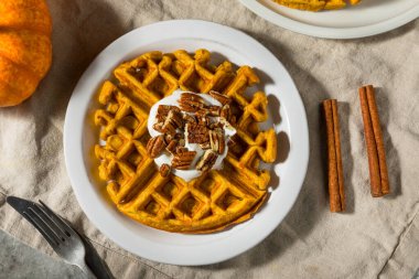 Ev yapımı Kahvaltı Cevizli ve Kremalı Balkabaklı Waffle